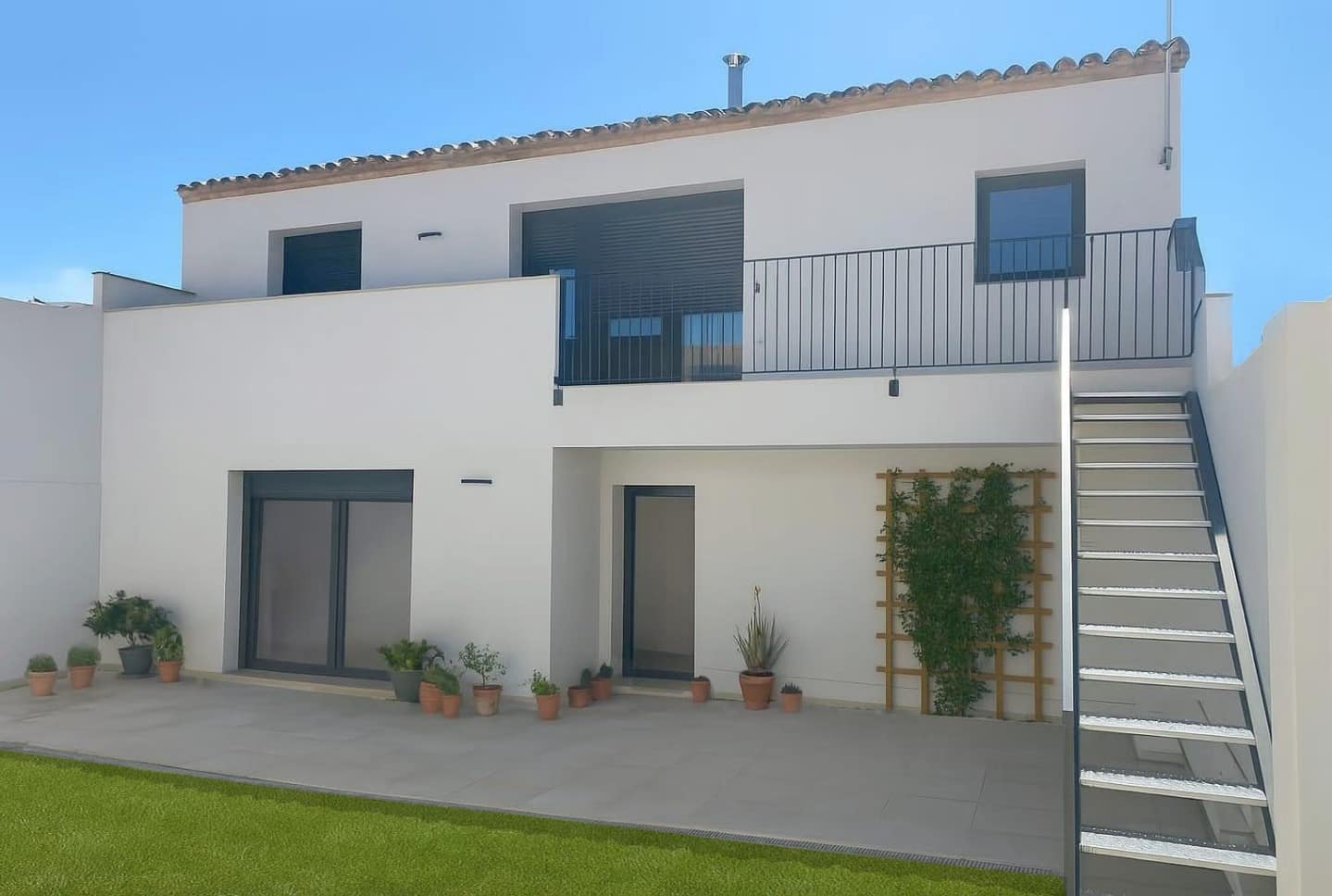 🔨🏡 Rehabilitación integral de vivienda en entorno rural.
Esta vivienda ha sido rehabilitada de forma integral, respetando su identidad original y adaptándola a las necesidades actuales de confort, eficiencia y funcionalidad.
Uno de los elementos protagonistas es su patio interior, un espacio lleno de encanto que articula la vida en torno a él.
✅ Apostamos por soluciones sostenibles, materiales nobles y una ejecución cuidadosa que combina tradición y modernidad.
✅ Transformar, conservar y habitar con sentido: ese es nuestro compromiso.
#Rehabilitación #ArquitecturaSostenible #ViviendaRural #DiseñoConSentido #ConstrucciónResponsable #TransformaciónArquitectónica #EspacioDiseño