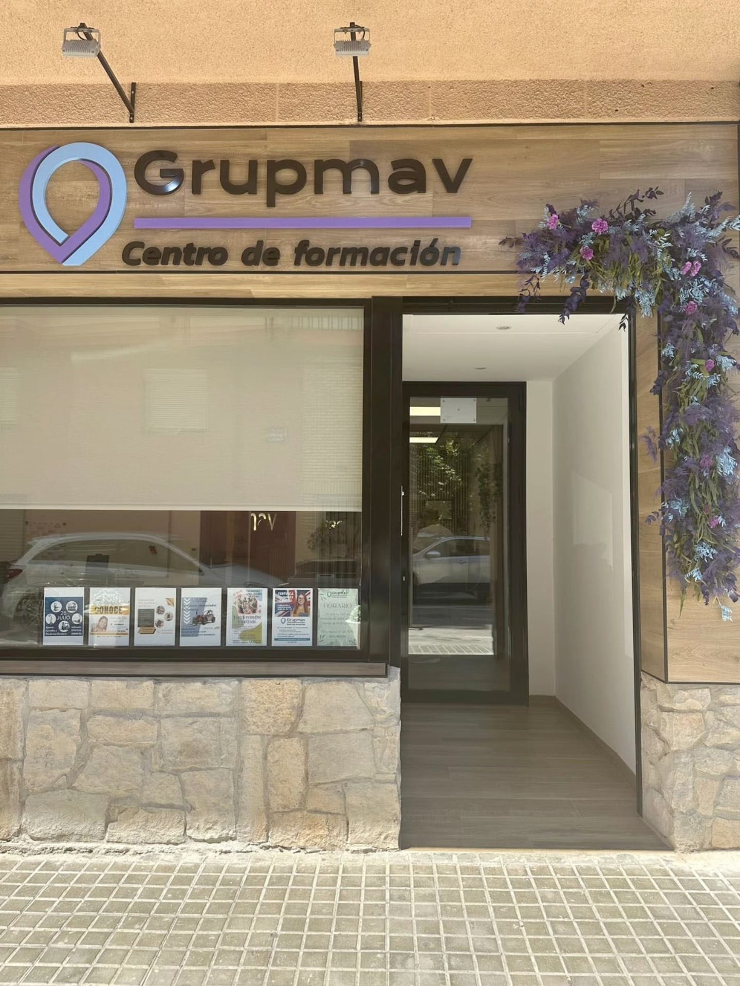 ✨ El pasado viernes tuvimos el placer de asistir a la inauguración del nuevo centro de formación de @grupmav_formacionfraga en Fraga.

📄 Desde nuestro equipo, nos encargamos de tramitar la licencia de actividad para este gran proyecto, y nos enorgullece haber formado parte del nacimiento de uno de los centros de formación más grandes de Huesca.

📚 Más de 630 m² de aulas y talleres diseñados para el aprendizaje y la innovación. Un espacio increíble que ya está listo para formar a las nuevas generaciones.

¡Enhorabuena a todo el equipo de @grupmav_formacionfraga por hacerlo posible! 👏

#Formación #CentroDeFormación #Fraga #LicenciaDeActividad #Arquitectura #ProyectosQueInspiran #GrupoMAV #EspacioDiseño