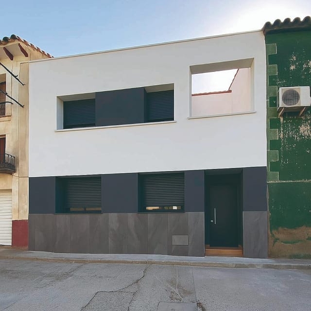 🏡 Rehabilitación integral finalizada.

La vivienda ha sido entregada y ya está funcionando al 100%.

Un hogar completamente transformado que conserva su esencia original, adaptado ahora a las necesidades actuales de los clientes.

💡 Hemos apostado por soluciones sostenibles y materiales nobles, con una ejecución que equilibra tradición y modernidad en cada detalle.

✨ La belleza puede transformar la manera en que vivimos. Por eso, nuestro trabajo se basa en escucharte, guiarte y acompañarte durante todo el proceso, para que cada decisión tenga sentido para ti.

#Rehabilitación #ArquitecturaSostenible #ViviendaRural #DiseñoConSentido #ConstrucciónResponsable #TransformaciónArquitectónica #EspacioDiseño